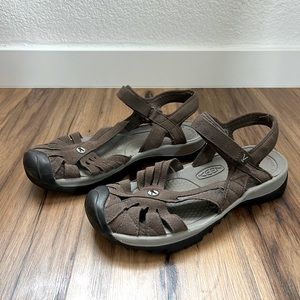 Woman’s Keen brown leather hiking sport sandals size 9